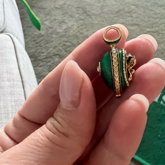 Stunning bee on the flower egg pendant - Picture 4 of 7